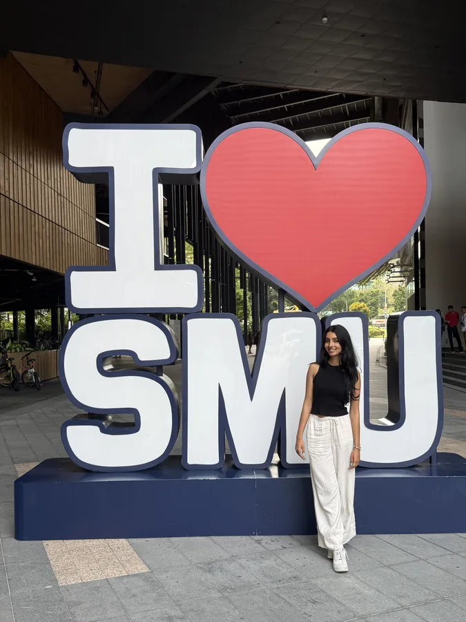 Khushi at the I love SMU sign in Singapore