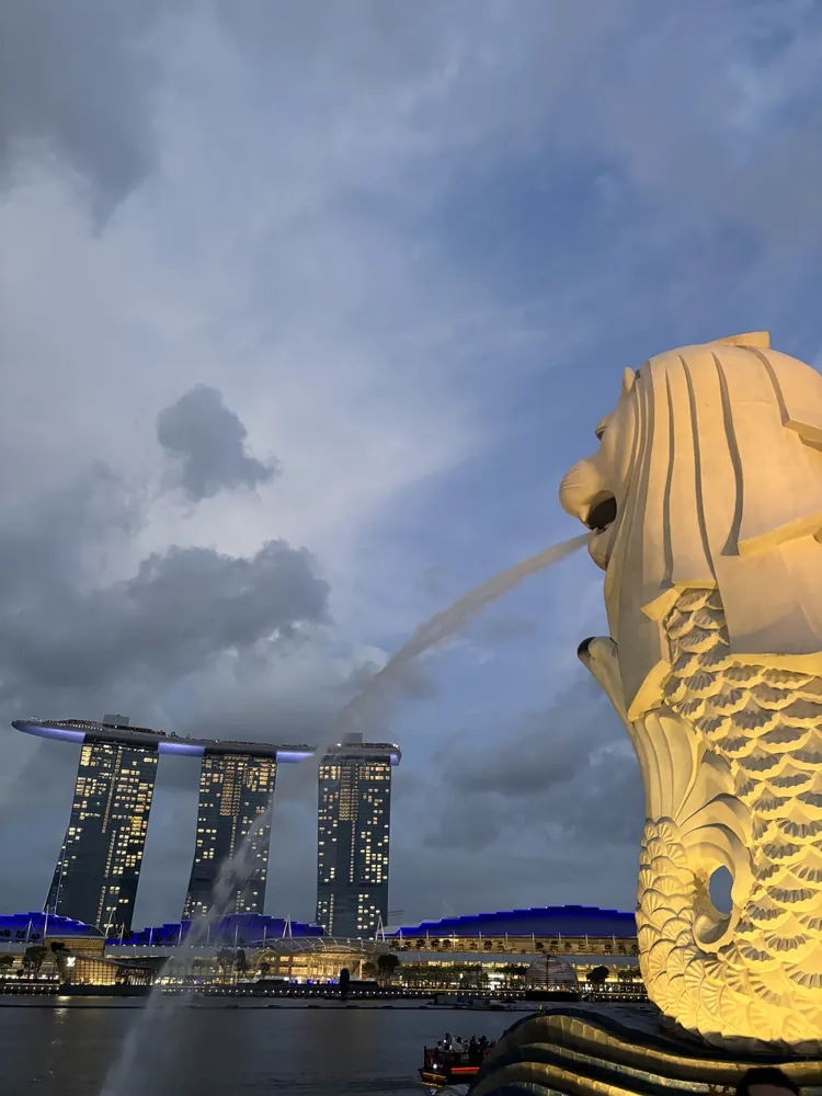 The Merlion statue with Marina Bay Sands behind it